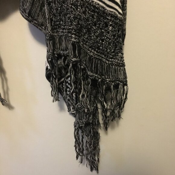 Billabong Boho Tasseled Beach Shawl Cardigan with Sleeves OS - Picture 8 of 16